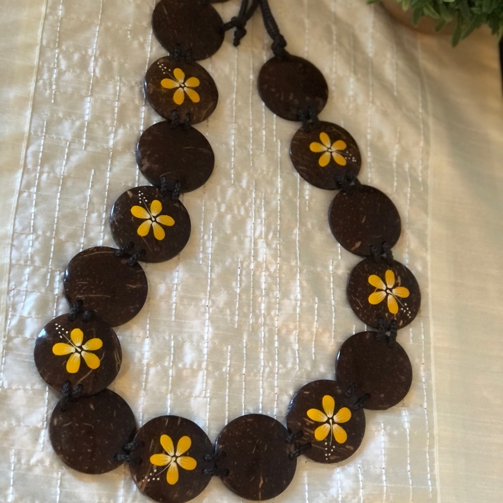 Hippie disc belt with yellow painted flowers.